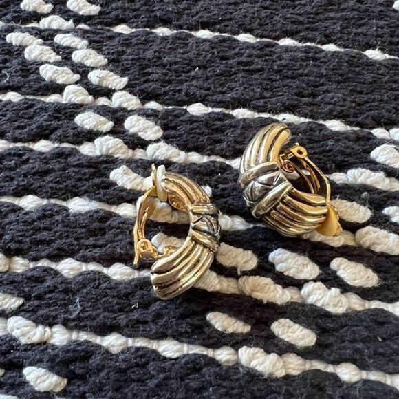 Vtg 80s clip on statement earrings two‎ tone costume fashion huggie half moon - Picture 6 of 7